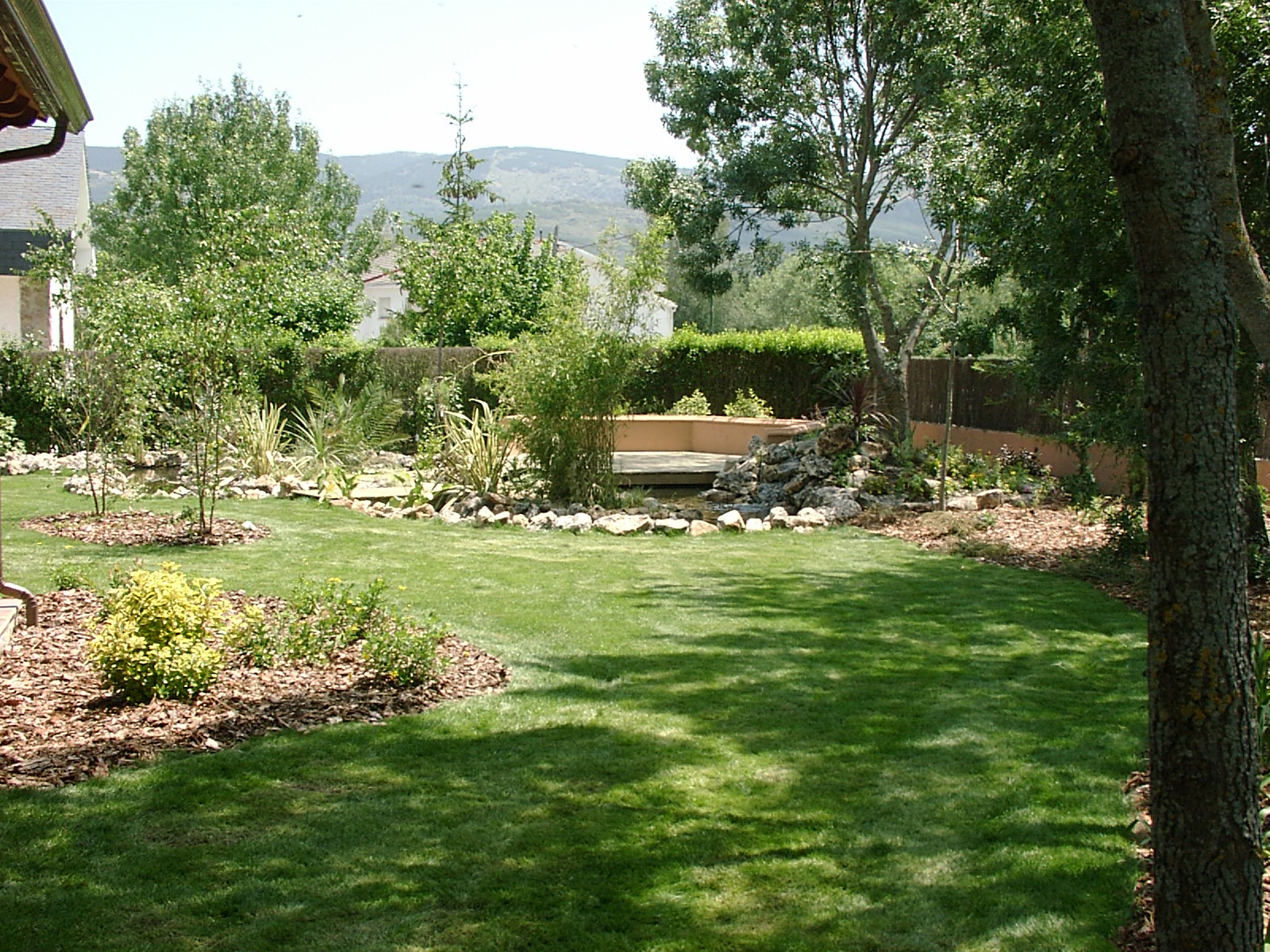 Jardín privado con estanque en El Espinar (Segovia) - Hispania Verde