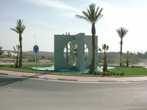 Paisajismo urbano en rotonda con cascada de piedra natural