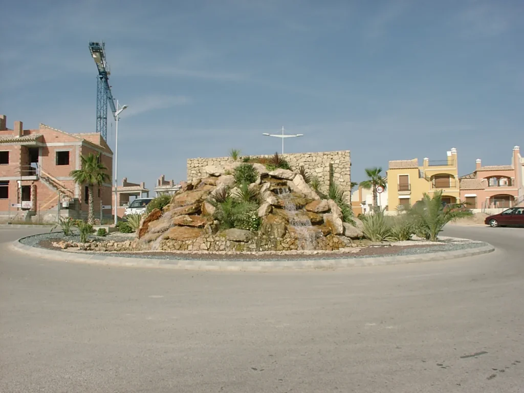 Ajardinamiento de rotonda en Algorfa con vegetación mediterránea