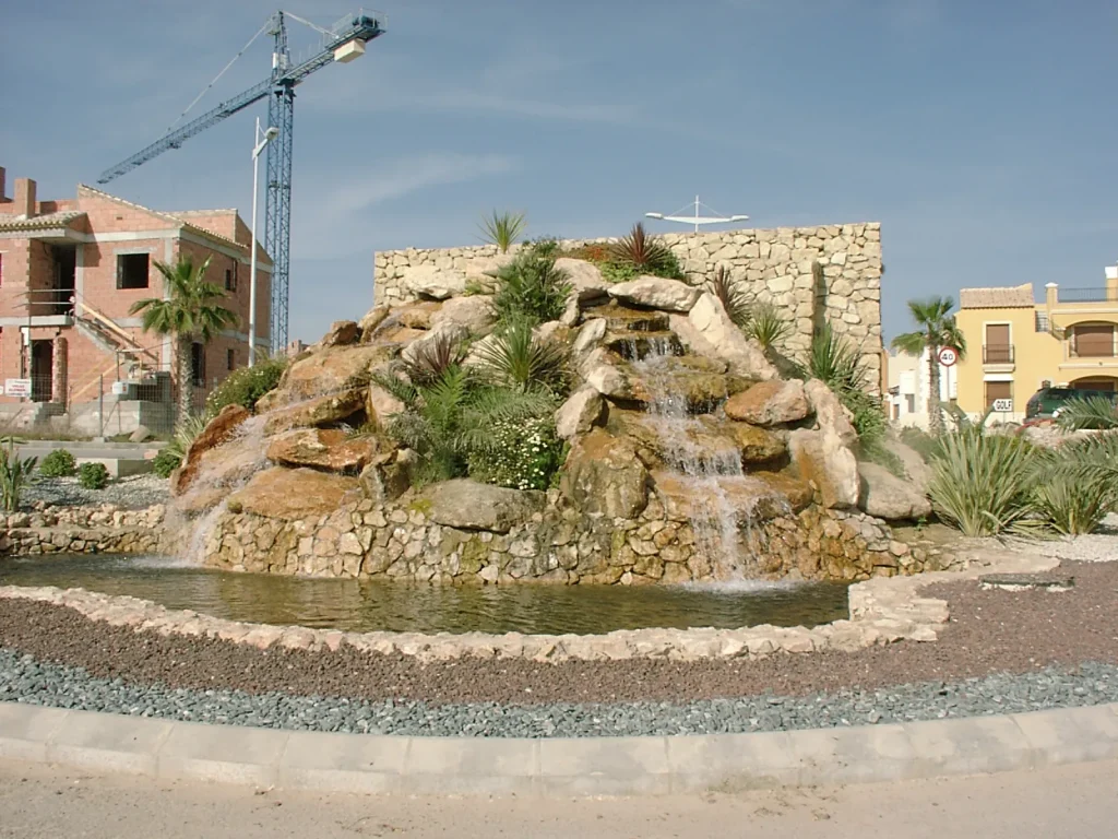 Rotonda ornamental con cascada y rocalla en Alicante