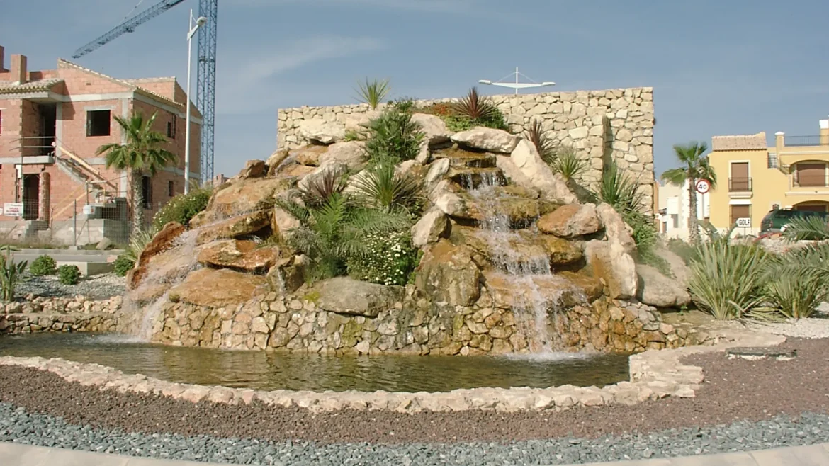 Rotonda ornamental con cascada y rocalla en Alicante