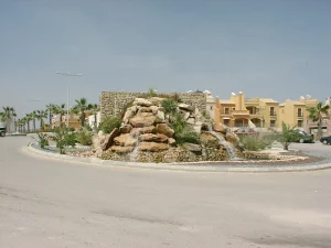 Rotonda con fuente moderna y palmeras en Algorfa