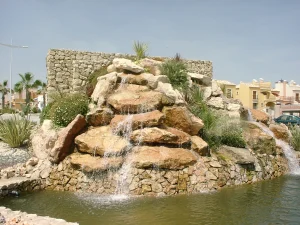 Rotonda ajardinada con cascada en Algorfa, Alicante