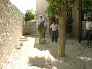 Instalación de fuente ornamental en jardín de Orihuela Playa
