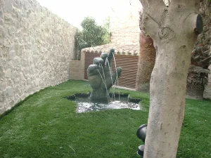 Jardín privado con fuente y césped en Orihuela Playa