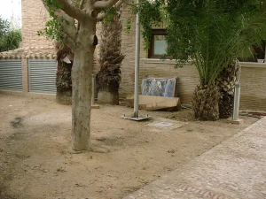 Zona exterior antes de crear jardín con fuente en Orihuela Playa