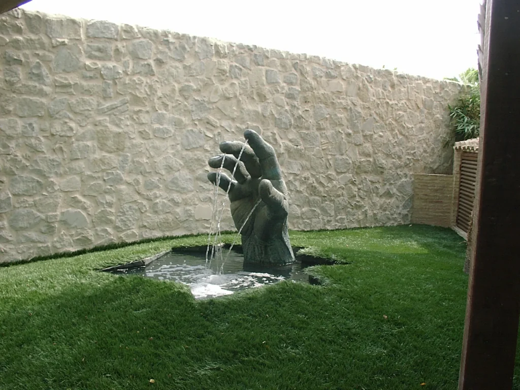 Diseño de jardín con fuente decorativa en Orihuela Playa