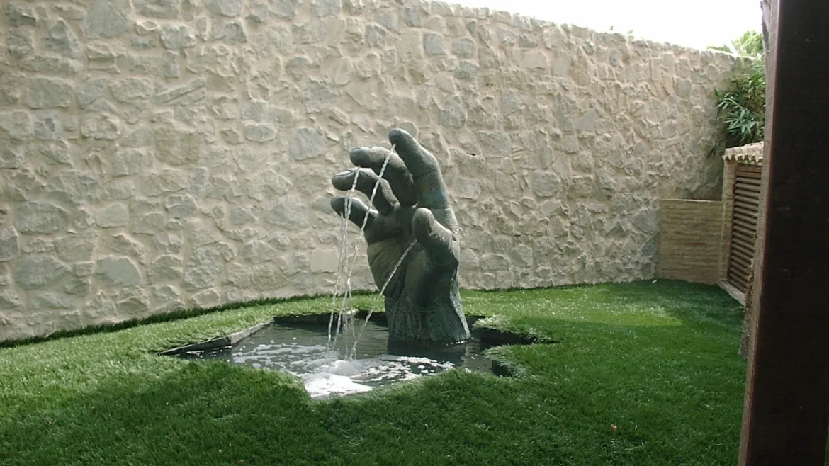 Diseño de jardín con fuente decorativa en Orihuela Playa