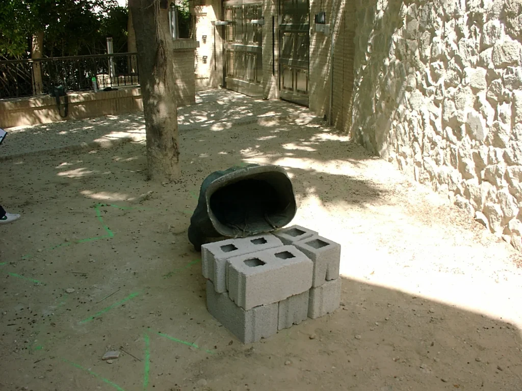 Jardín con césped, fuente y vegetación en Orihuela Playa