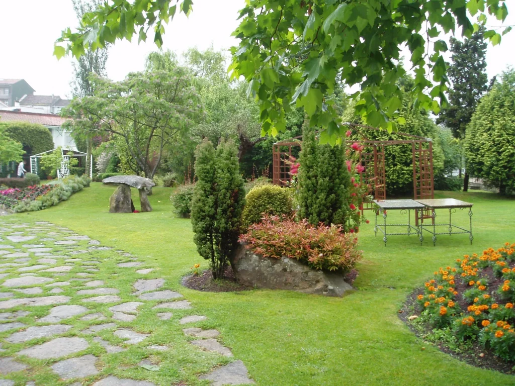 Proyecto de paisajismo con senderos y parterres florales