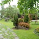 Proyecto de paisajismo con senderos y parterres florales