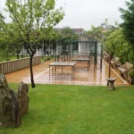 Zona de descanso con pérgolas sobre terraza exterior